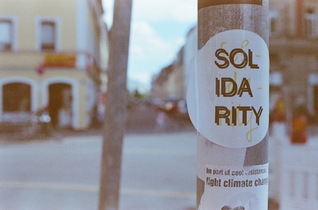 Image of a sticker that reads Solidarity on a lightpost